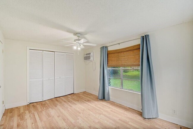 Building Photo - 505 Lbj Dr