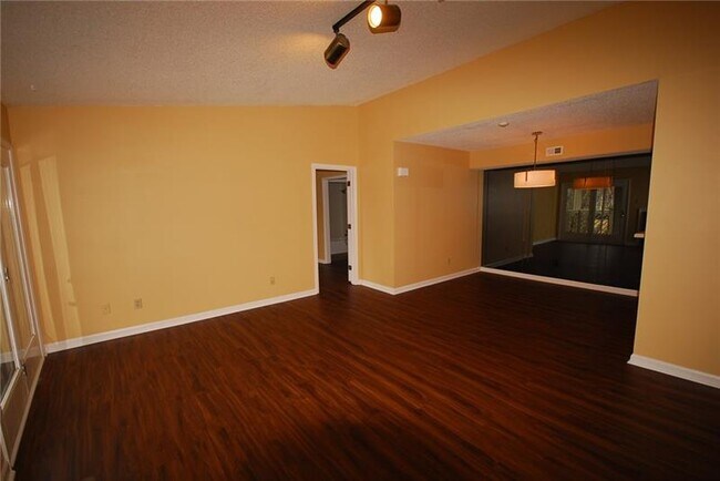 Building Photo - 544 McGill Pl NE