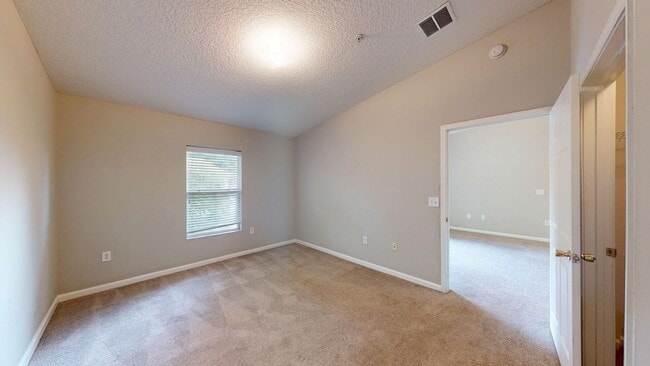 Building Photo - Spacious 3 Bedroom Condo in Villa Beauclerc for rent!