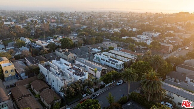 Building Photo - 722 Marine St