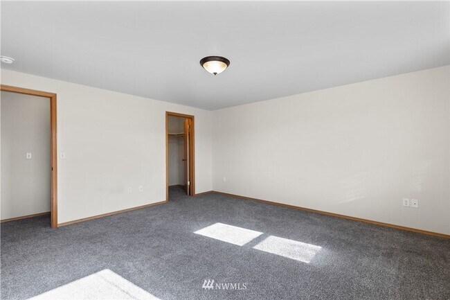 Building Photo - 107 E King Pl