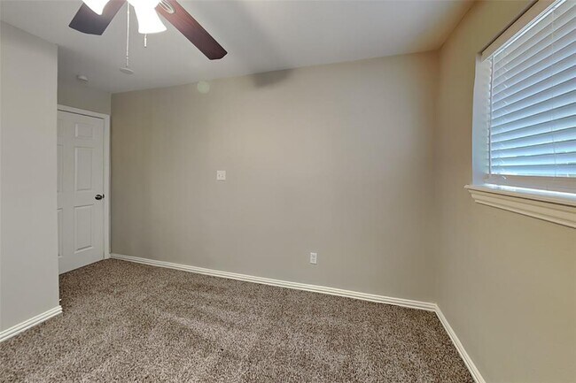 Building Photo - 10103 Golden Meadow Dr