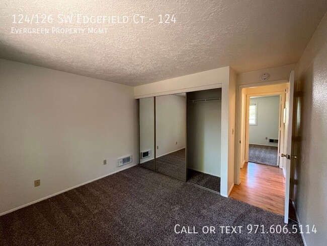 Building Photo - 124/126 SW Edgefield Ct-124