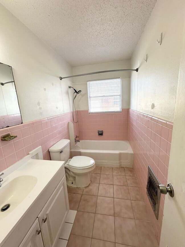 Building Photo - 3 Bed 2 Bath Ready To Rent ASAP!