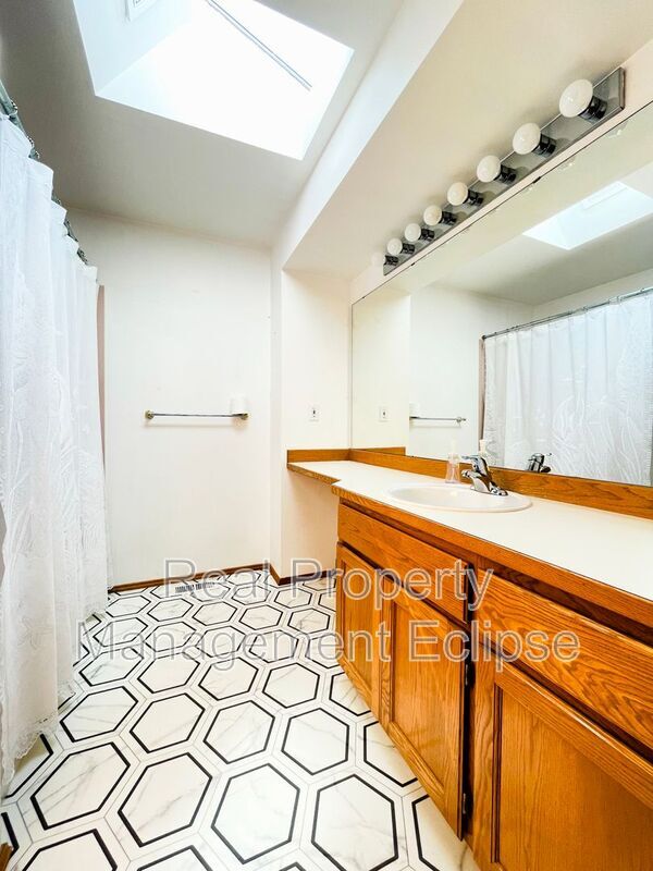 Building Photo - 3022 Russell Way