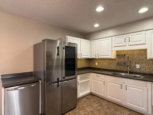 Building Photo - 5902 W Franklin St