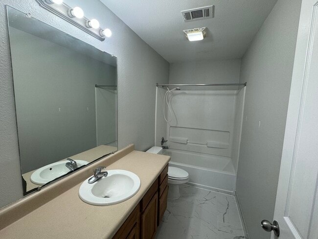 Building Photo - Beautiful 3/2 house in Biloxi