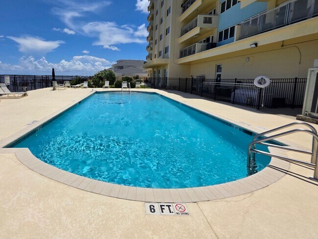 Building Photo - 1BR/1BA waterfront condo with golf course ...