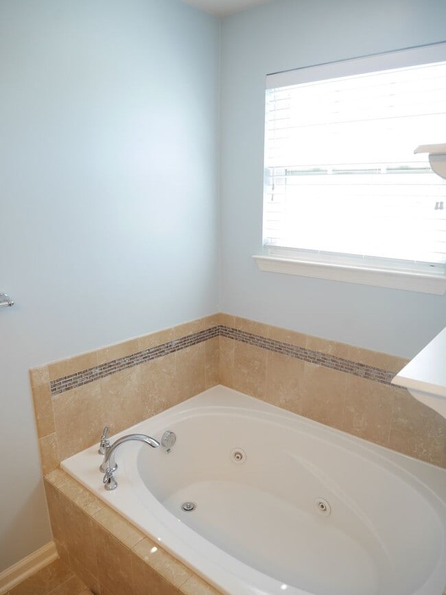 Building Photo - Stunning 5-Bedroom, 3.5-Bathroom Fully Furnished Home for Rent