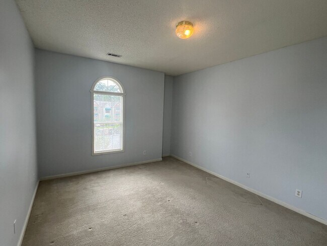 Building Photo - 1 Bedroom, 1 Bath, Unfurnished Condo with ...