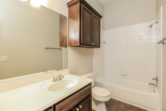 Building Photo - 1632 Hollowbrook