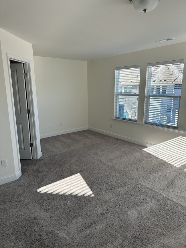 Building Photo - 1027 S Point Rd