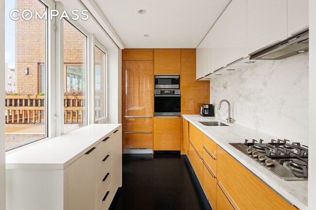 Building Photo - 130 W 20th St