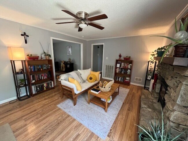 Building Photo - Brick Ranch Home in Pine Valley