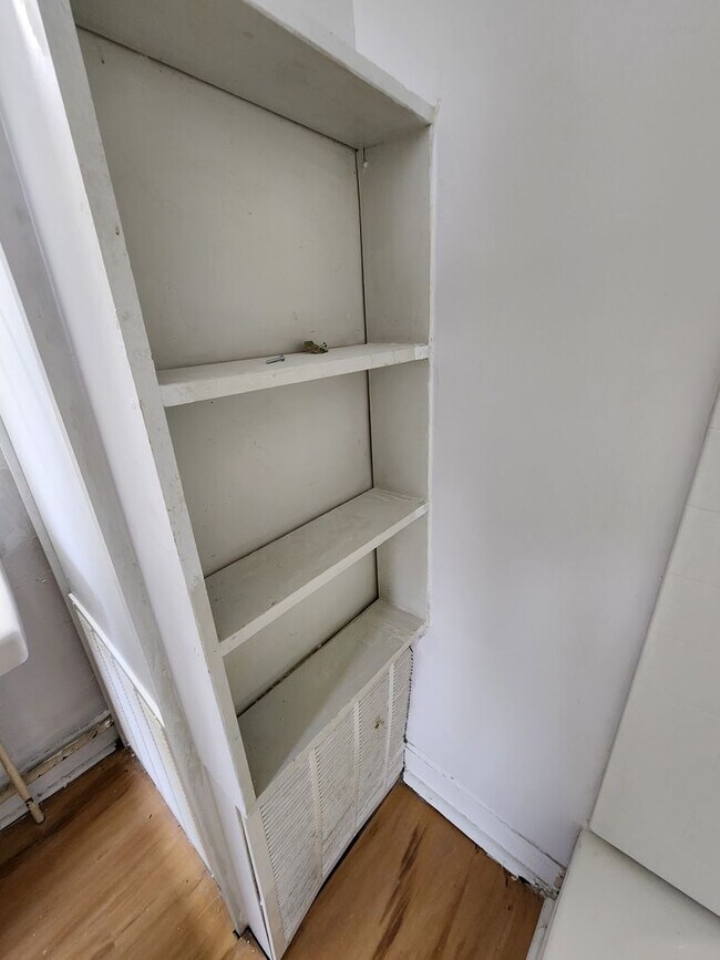 Building Photo - Spacious 2-Bedroom, 1-Bathroom Home AVAILA...