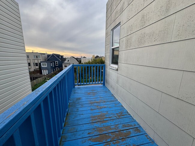 Building Photo - Charming Parkside Upper Flat w/ Garage Parking - $4,250/Mo