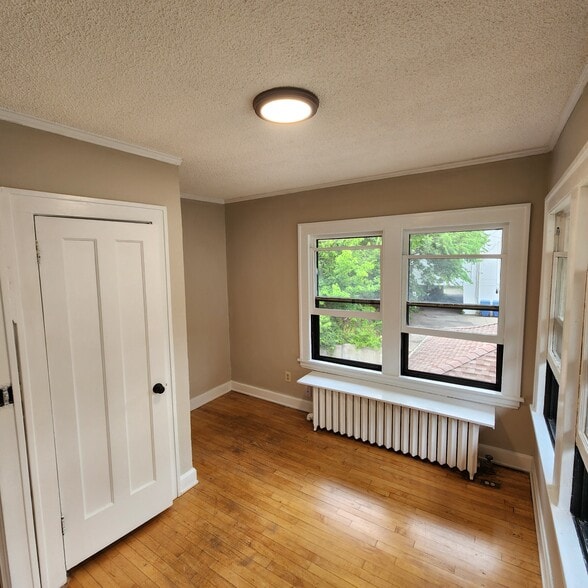 Building Photo - 428 W Franklin Ave