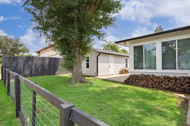 Building Photo - 711 S Tesch St