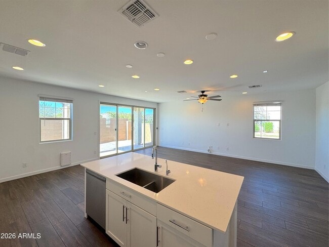 Building Photo - 9903 E Tillman Ave