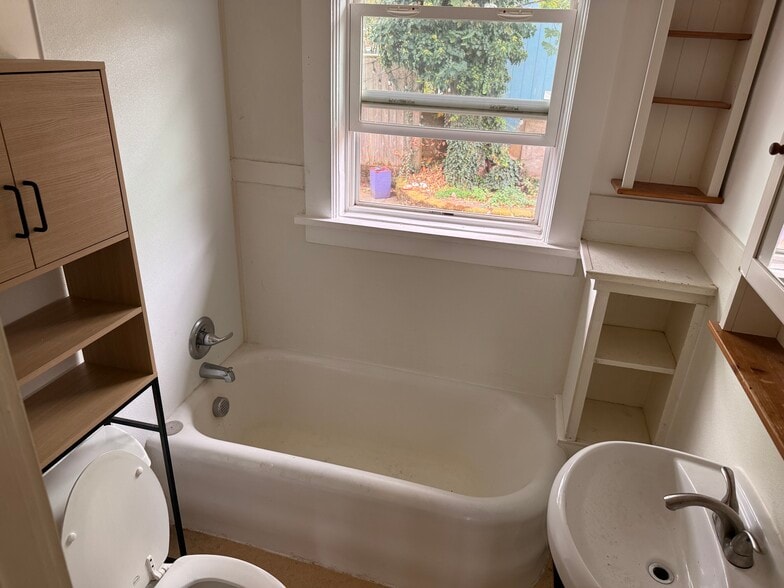Bathroom - 6624 NE Sandy Blvd