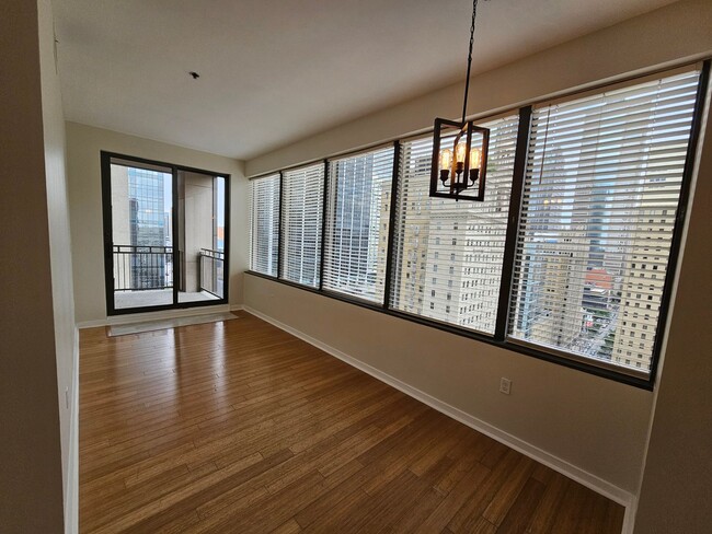 Building Photo - Downtown condo with roof top pool & concie...