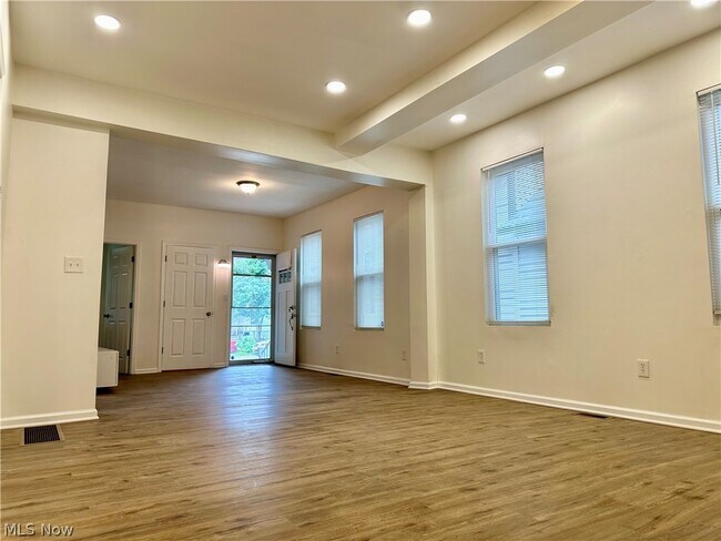 Building Photo - 2214 W 32nd St