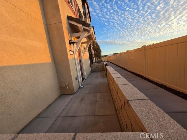 Building Photo - 5961 Huntington Dr