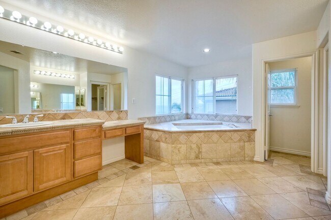 Building Photo - Executive Home with Views!