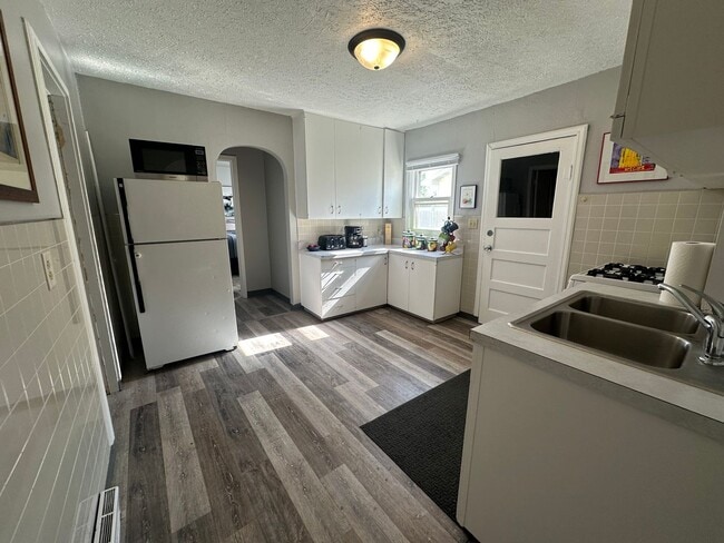 Building Photo - 2 Bedroom Home