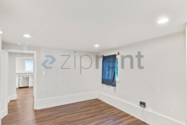 Building Photo - 6000 Bayview Ave