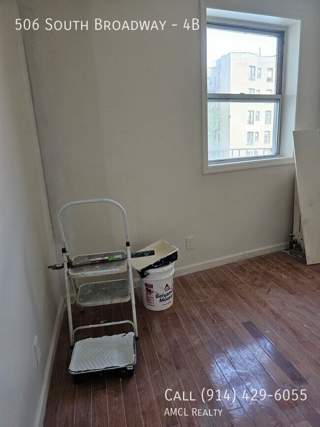 Building Photo - 506 S Broadway