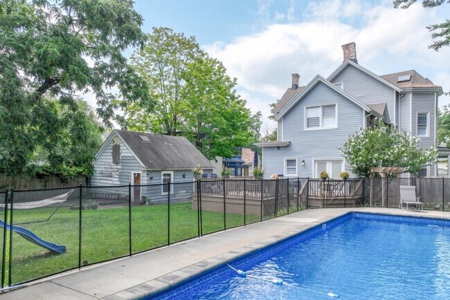 Building Photo - 139 W 4th Ave