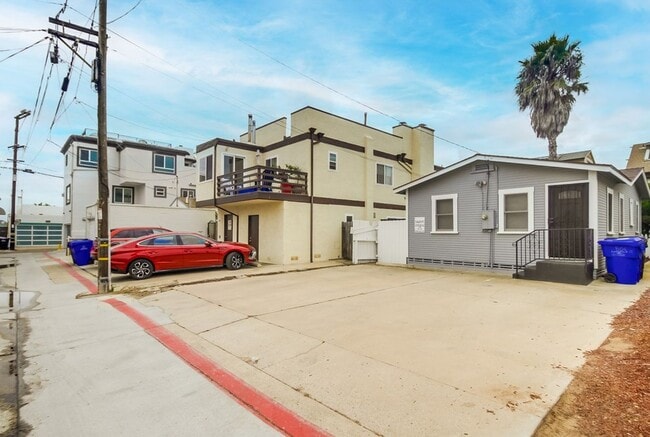 Building Photo - Price drop! Cozy Home Between Mission Beac...
