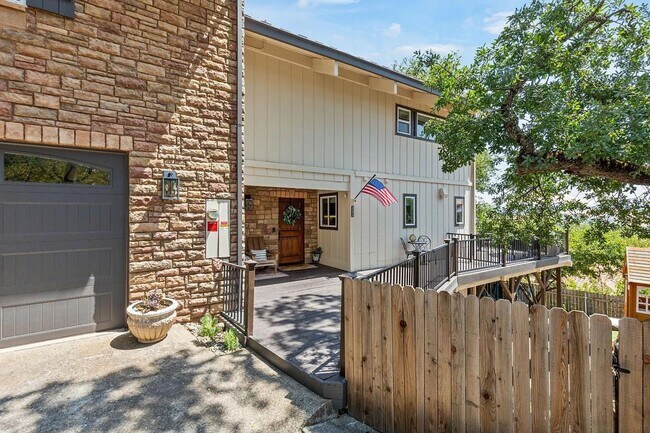 Building Photo - Luxury 5 Bedroom Home with Panoramic Views...