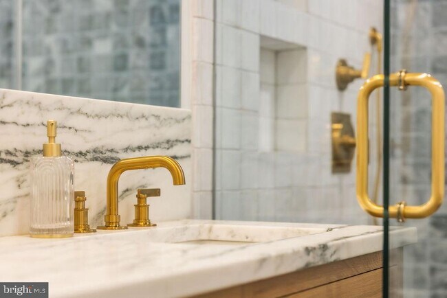 Building Photo - 2460 Ontario Rd NW