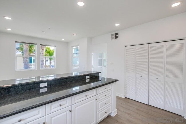 Building Photo - 2978 Beachwood Blf Wy