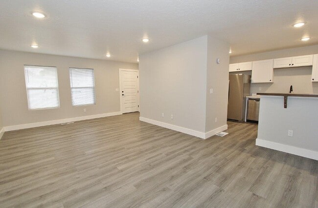 Building Photo - 402 Hazel Ave