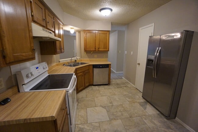Building Photo - 3 Bed 2 Bath 1 Car Garage with Yard Care Included, Refrigerator Provided.