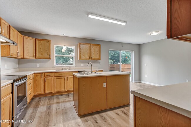 Building Photo - 172 King Arthur Ct