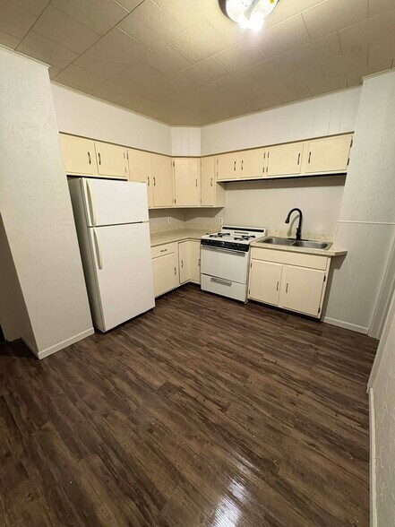 Building Photo - 709 28th St