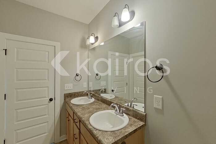 Building Photo - 520 White Oak Cir