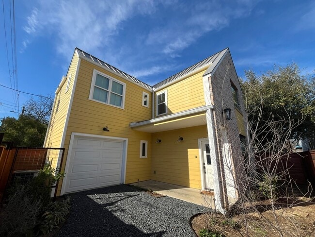 New and Furnished 2B/2.5Ba Walkable Neighborhood - 1211 E 2nd St