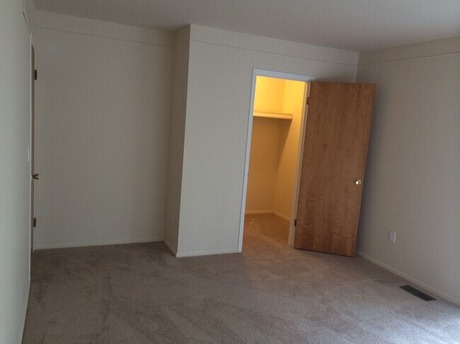Building Photo - 1462 Oakbrook E Dr