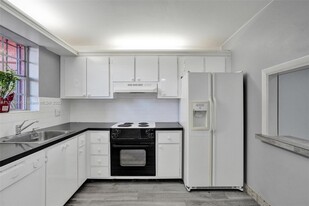 Building Photo - 660 Tennis Club Dr