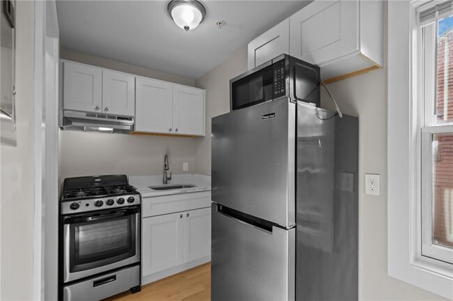 Building Photo - 16 Brinley St