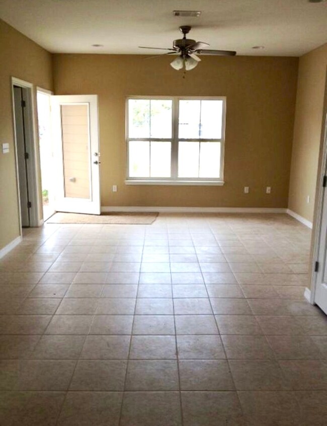 Building Photo - Charming 3-Bedroom Duplex in Ocean Springs...