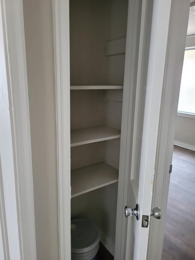 Building Photo - 332 S Bull St