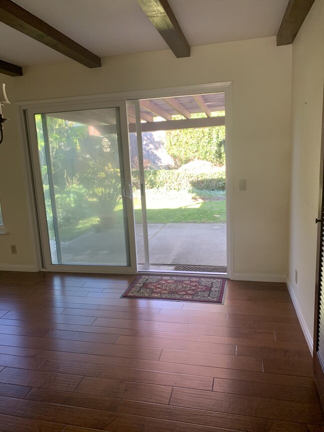 Dining room to outside - 5474 Berkeley Rd