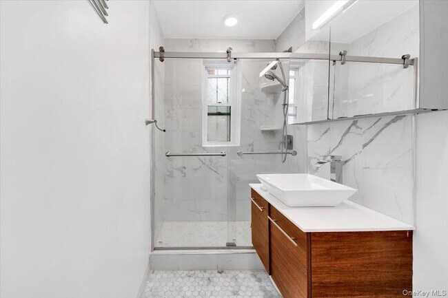 Building Photo - 2630 Kingsbridge Terrace