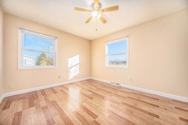 Building Photo - Modern 3BR Duplex – Just $1450! Security Deposit Alternative Available!